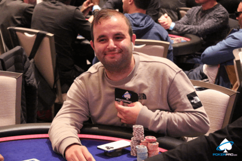 Kayhan Mokri lidera a los 218 jugadores finales en el evento principal del UKIPT