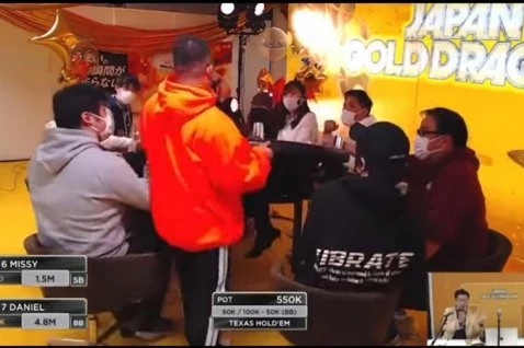 Un jugador de poker de Japón voltea la mesa en pleno streaming en vivo